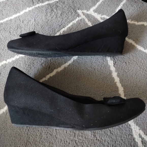 American Eagle Faux Suede Black Bow Wedges - Picture 7 of 14